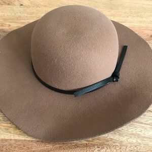 Four Buttons Floppy brim hat